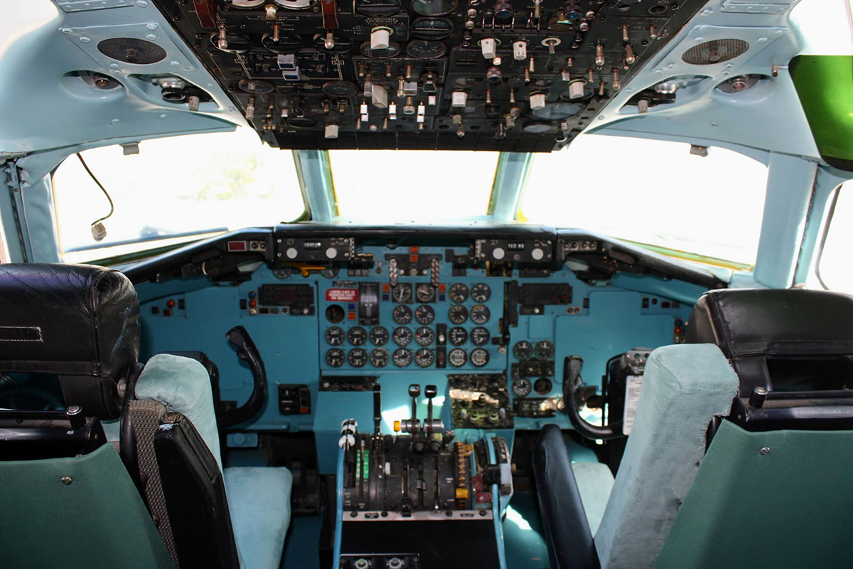 Se han removido una buena parte de los instrumentos de la cabina de pilotaje del DC-9 de AVIACO que se ha quedado Aviation Group.