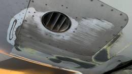 Marcas del roce en la carcasa del motor que caus el intento de aterrizaje del Boeing 747-400 de Cargolux.