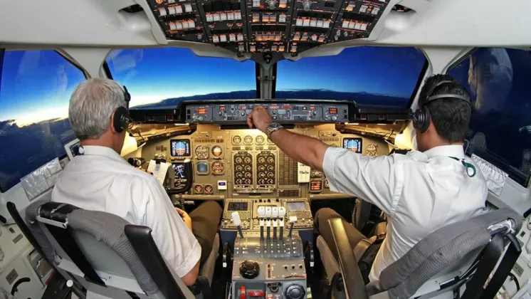 El comandante y copiloto alternan las funciones PF y PNF durante tramos de vuelo sucesivos