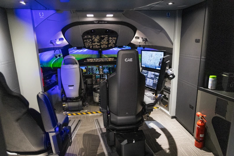 Interior del nuevo simulador de Boeing 787-9 modelo  CAE 7000XR Full Flight Simulator (FFS) de Lufthansa Aviation Training. Foto: Austrian Airlines / DBS