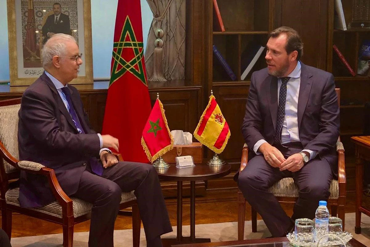 El ministro de Transportes y Movilidad Sostenible, scar Puente, con ministro de Infraestructura y Agua de Marruecos, Nizar Baraka.