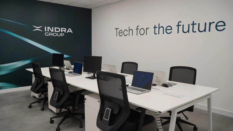 Sala del centro estratégico para sistemas de defensa y tráfico aéreo de Indra en Uruguay. Foto: Indra