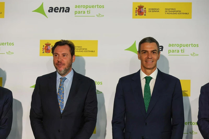 Pedro Sanchez y scar Punte tras su comparecencia en el Aeropuerto de Alicante-Elche Miguel Hernndez. Foto: Presidencia de Gobierno