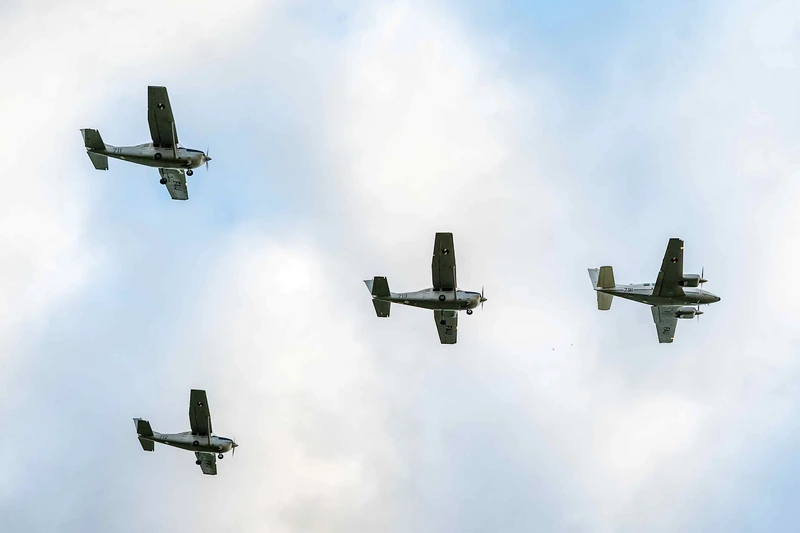 Aeronaves sobrevolando el Aeropuerto de Paysand� durante la jornada de puertas abiertas.