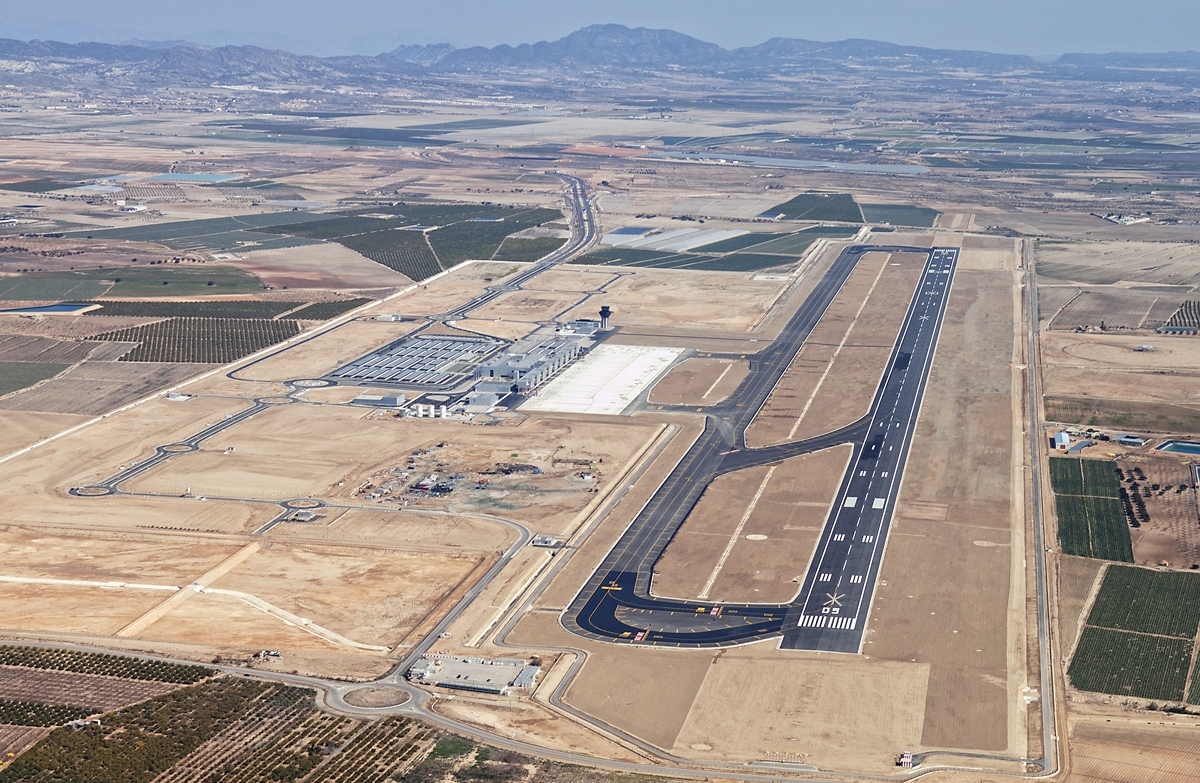 AENA presenta una oferta para controlar el aeropuerto privado de Murcia ...