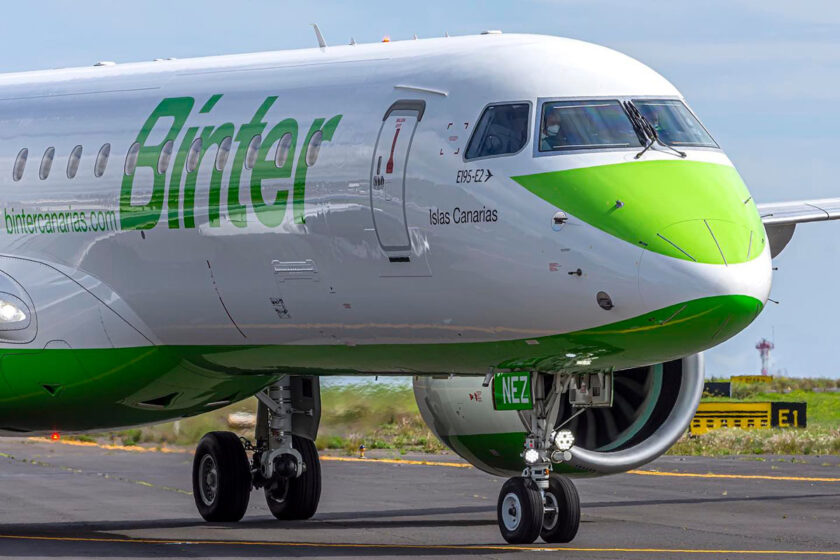 Avión de la compañía aérea Binter en pista