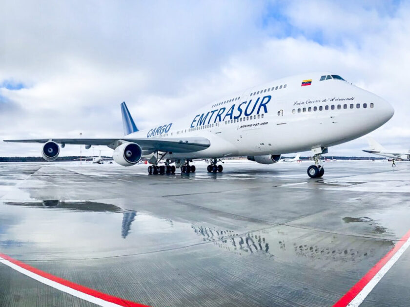 Boeing 747-300M de Emtrasur Cargo en pista.