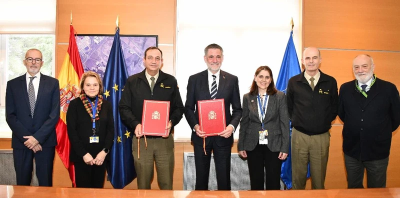 Foto de grupo tras el acuerdo de amplían la misión satelital PAZ-1 hasta 2028. Foto: INTA