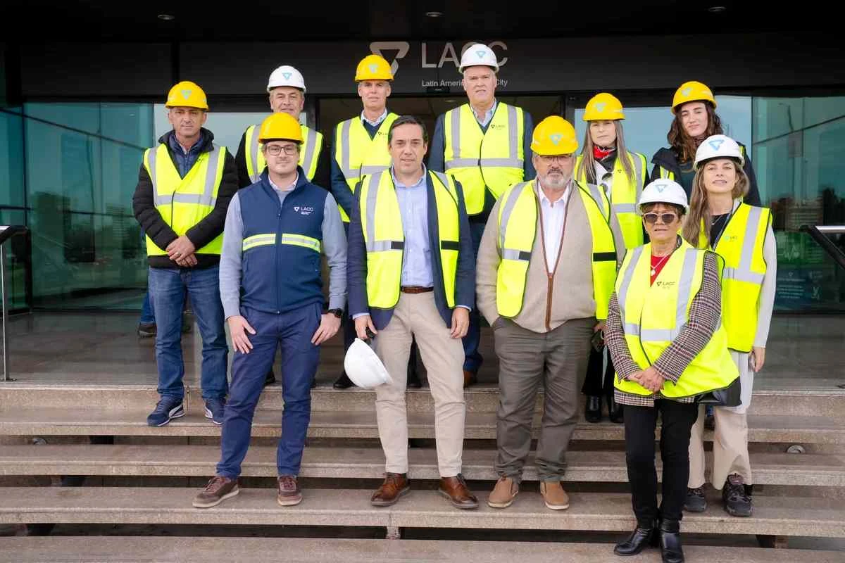 Integrantes de la Comisi�n de Transporte, Comunicaciones y Obras P�blicas de la C�mara de Representantes recorrieron las obras de la nueva terminal log�stica especializada en e-commerce. 