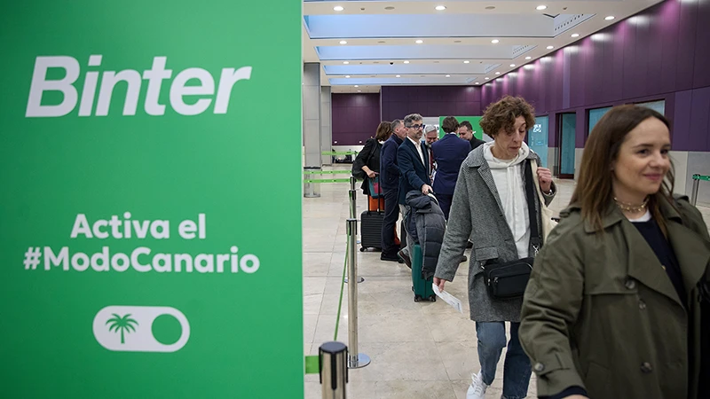 Pasajeros esperando embarcar en el primer vuelo de la ruta Madrid-Caniaras de Binter. Foto: Binter