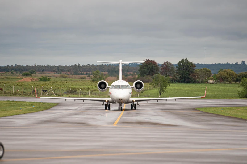 Reactor Bombardier CRJ-200 en pista.
