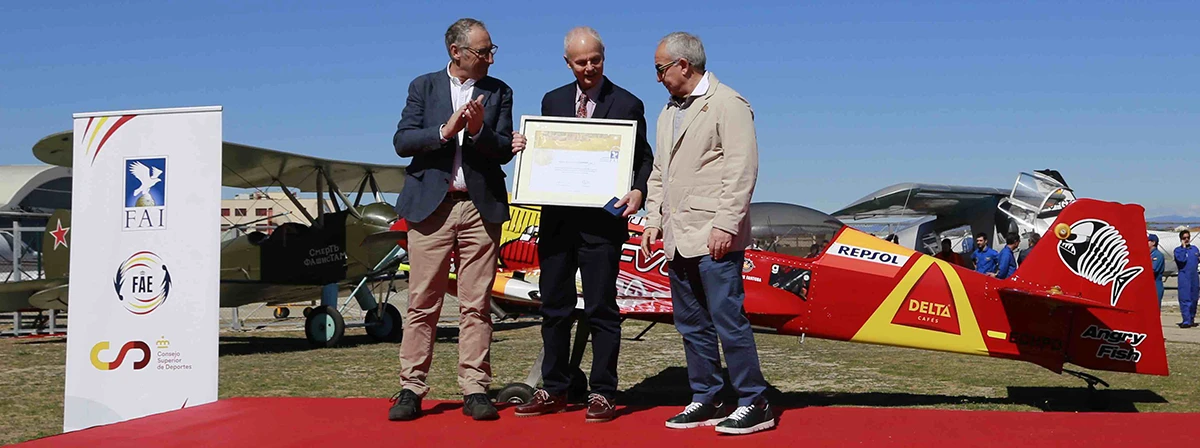 De izquierda a derecha: Jos Javier lvarez Castillejo, presidente de la Real Federacin Aeronutica Espaola (RFAE), lvaro de Orleans-Borbn y Alejandro Blanco Bravo, presidente del Comit Olmpico Espaol (COE).