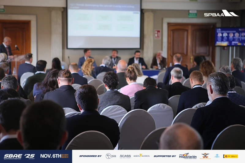 P�blico del evento SBAE 2025 durante el desarrollo de una mesa redonda. Foto: SPBAA