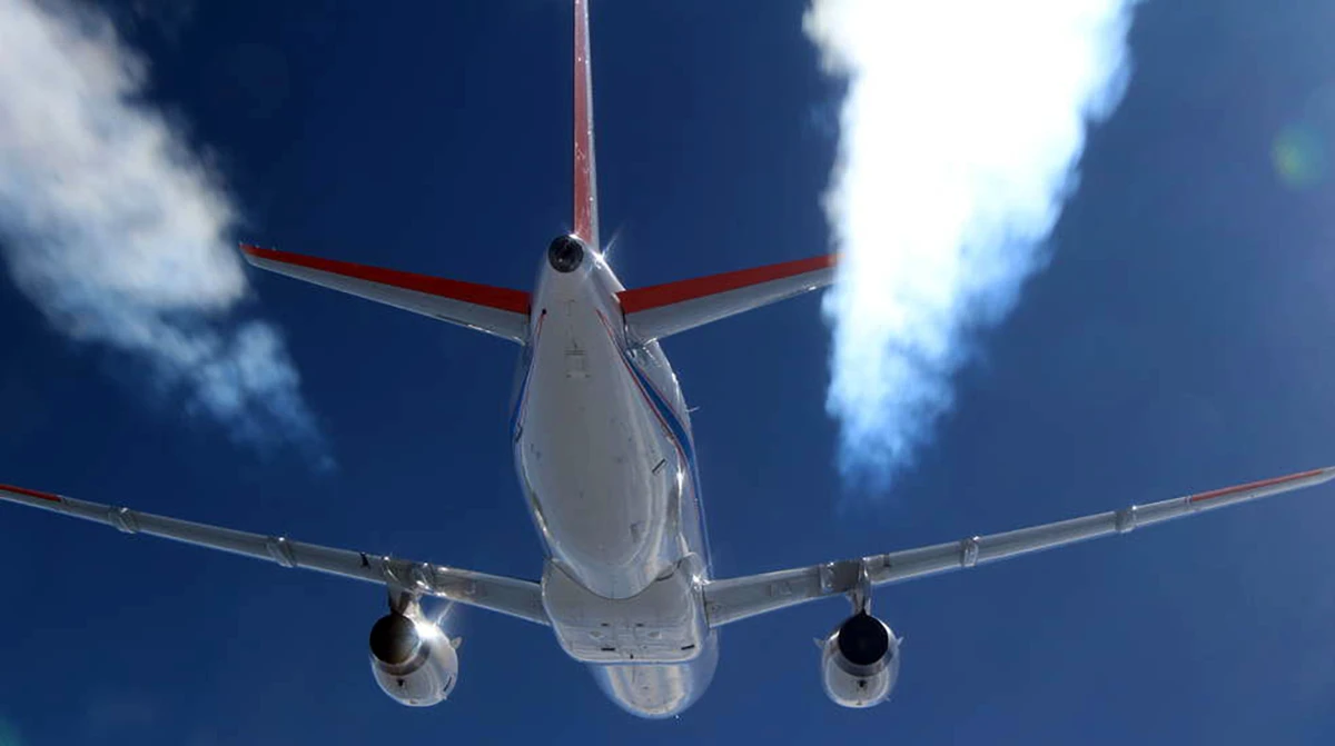 Comparativa de las estelas que dejan los motores de un avin de ensayos en vuelo empleando, a la izquierda, combustible SAF y a la derecha, el convencional . Foto: DLR