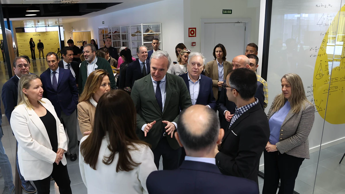 Jorge Azcn, presidente del Gobierno de Aragn en las instalaciones del Centro de Desarrollo Agile en Zaragoza de Vueling. Foto: Vueling
