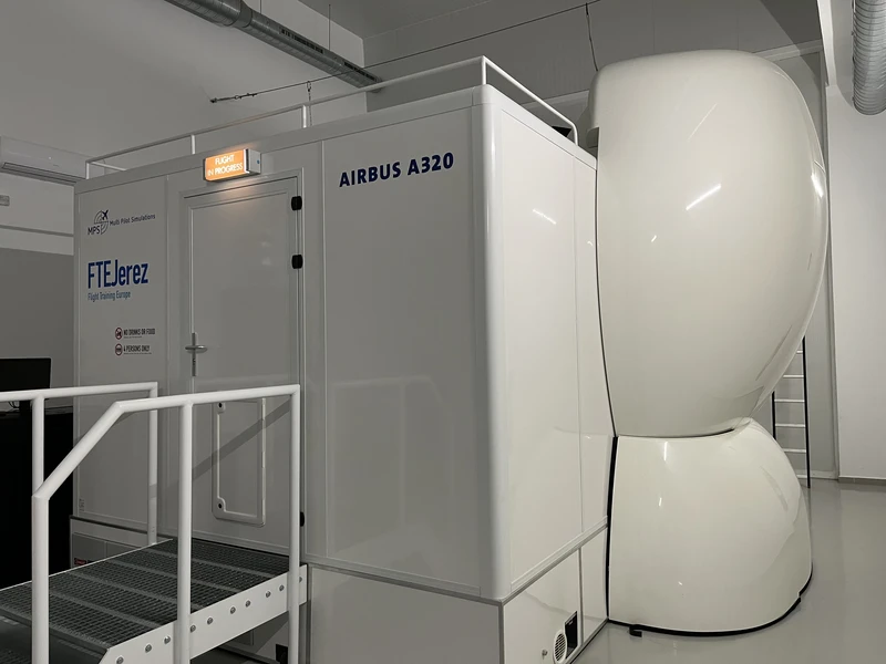 La inversión en simuladores de última generación, como este del A320 de FTE Jerez, marca el estándar en la formación aeronáutica moderna.