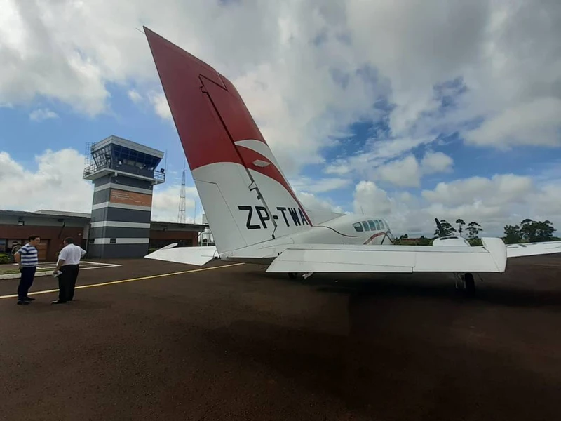Avin en la pista del Aeropuerto de Encarnacin.