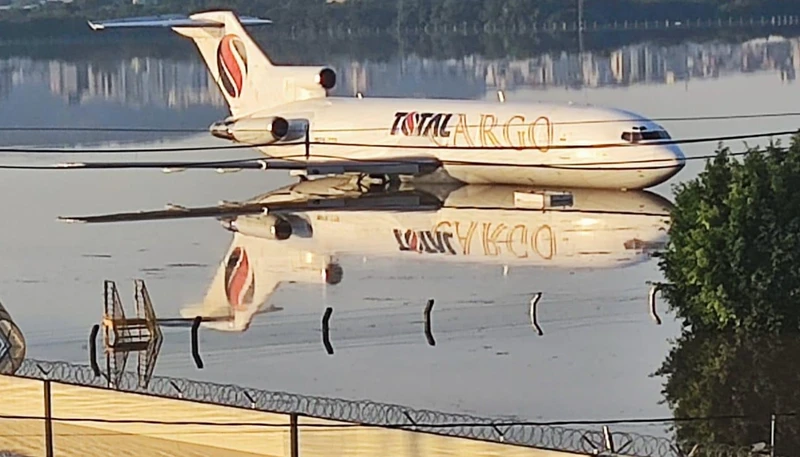 Boeing 727-200 inundado de Total Linhas Areas donado al Museo Militar Brasileo en Panambi.