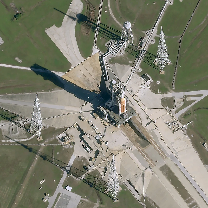 Imagen de Pléiades Neo. Cohete SLS con Orion ESM en su plataforma de lanzamiento en Kennedy Space Center para su próximo lanzamiento de la misión Artemis II