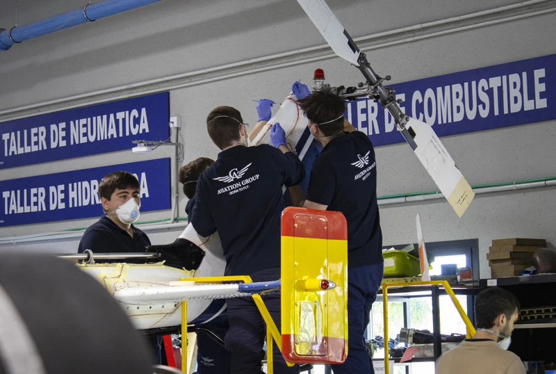 Alumnos de Aviation Group en sus instalaciones. Foto: Aviation Group
