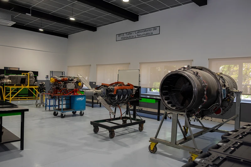 Motores de aviones en las nuevas instalaciones del nuevo complejo orientado a la formaci�n aeron�utica de Aviation Group. Foto: Aviation Group �