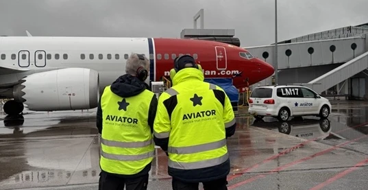 Empleados de Aviator junto a un avin de Norwegian. Foto: Aviator