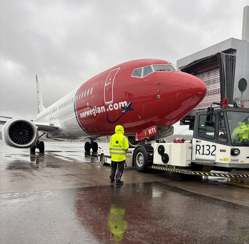 Un tractor de remolque de Aviator modelo Kalmar R13200, durante el procedimiento de asistencia en tierra conocido como pushback o retroceso, de un avin de Norwegian. Foto: Aviator