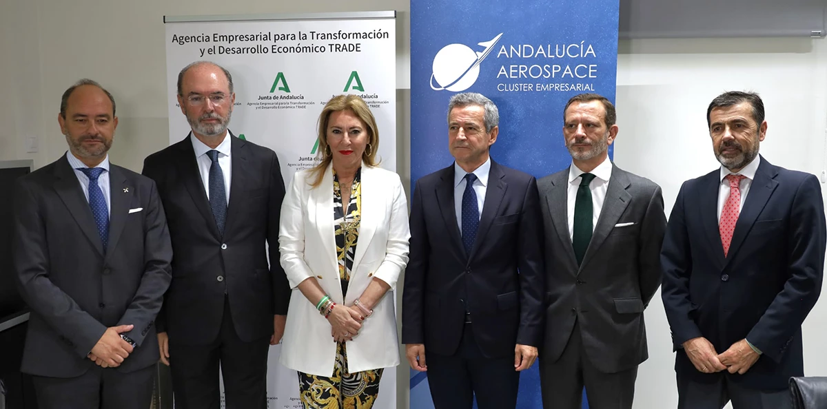  Foto de grupo tras la firma del convenio de colaboración para impulsar la actividad internacional de la industria aeroespacial andaluza. Foto: Extenda