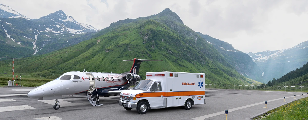 El Embraer Phenom 300MED junto a una ambulancia
