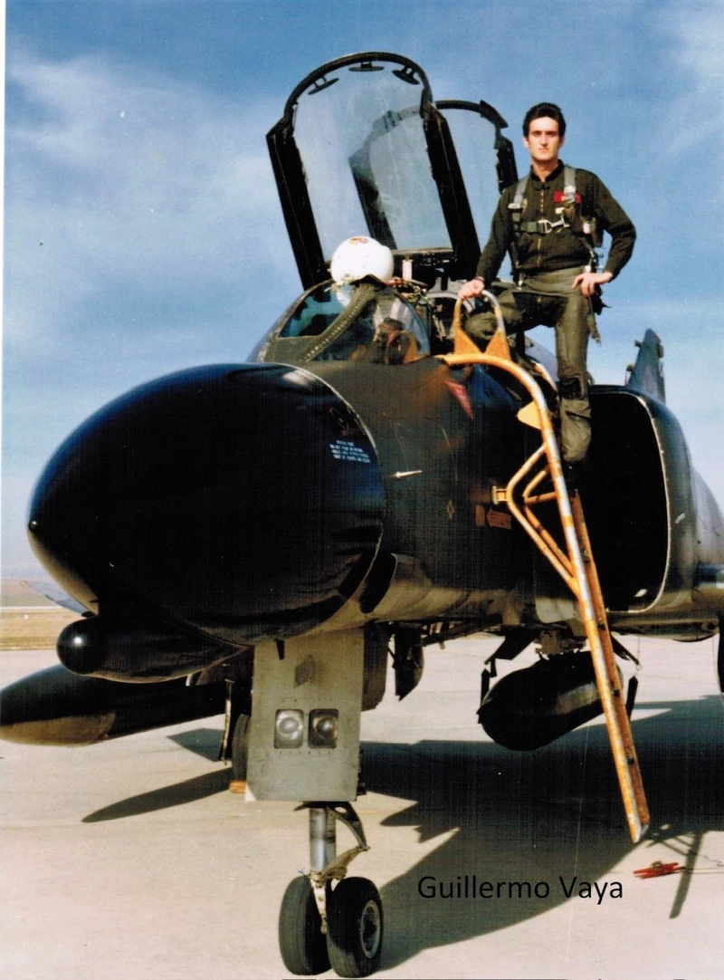 Guillermo Vay�, exjefe del Ala 23 en la Base A�rea de Talavera la Real junto a una aeronave. Foto: Guillermo Vay�