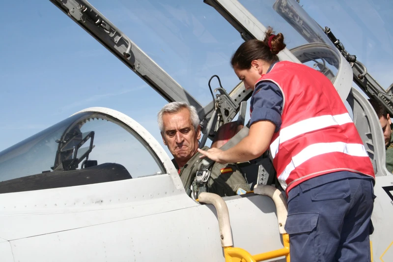 Guillermo Vay�, exjefe del Ala 23 en la Base A�rea de Talavera la Real a los mandos de un avi�n. Foto: Guillermo Vay�