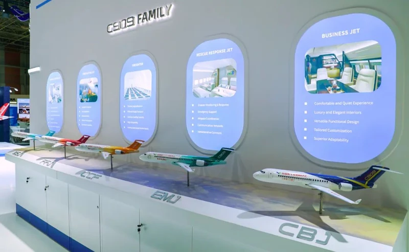 Estand de COMAC en el Saln Aeronutico de Pars 2025 con una maqueta del futuro C929. Foto: Liao Tianhang