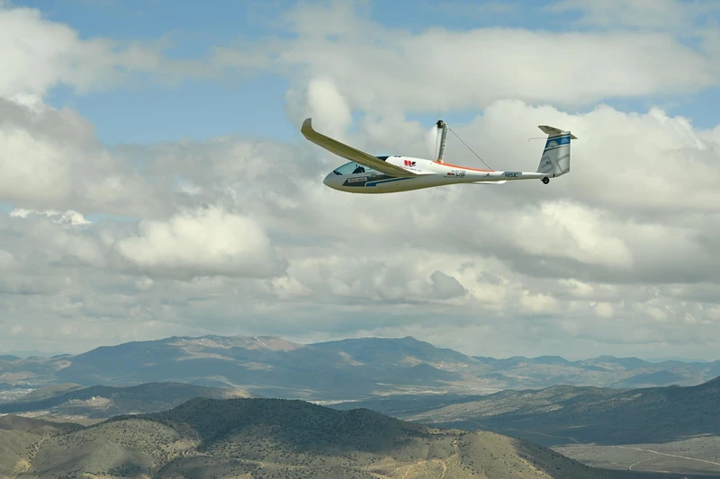 Aeronave, basada en un Pipistrel Taurus, durante su primer vuelo tripulado alimentado con bater�as de estado s�lido. Foto: James Darcy/Helios Horizon
