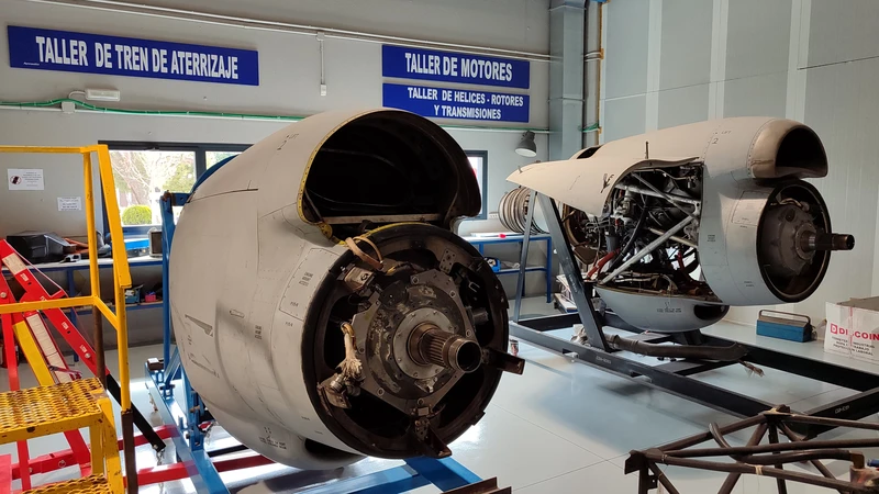Taller de h�lices, rotores y transmisiones en las instalaciones de Fuenlabrada de Aviation Group.