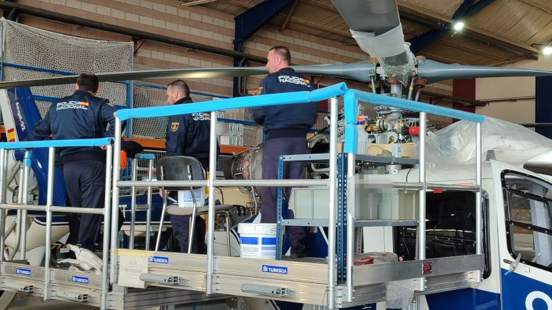 Helicóptero Airbus EC135 de la unidad aérea de la Policía Nacional recibiendo mantenimiento.