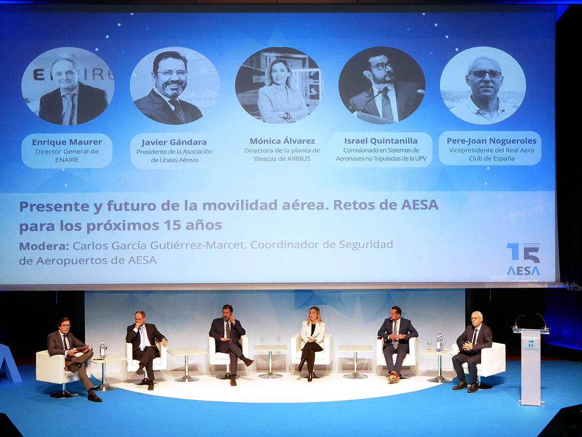 Carlos Garca Gutirrez-Marcet. coordinador de Seguridad de Aeropuertos de AESA y cont con la presencia del director general de Enaire, Ernique Maurer; el presidente de la Asociacin de Lneas Areas, Javier Gndara; la directora de la planta de Illescas de Airbus, Mnica lvarez; el comisionado en Sistemas de Aeronaves no Tripuladas de la UPV, Israel Quintanilla; y el vicepresidente del Real Aero Club de Espaa, Pere-Joan Nogueroles.