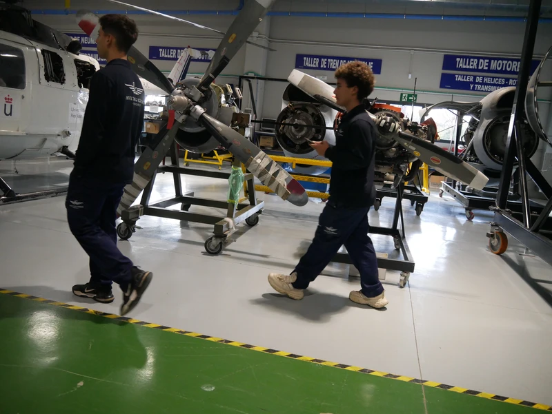 Hangar de motores de Aviatión Group con alumnos caminando. Foto: Diego Gómez