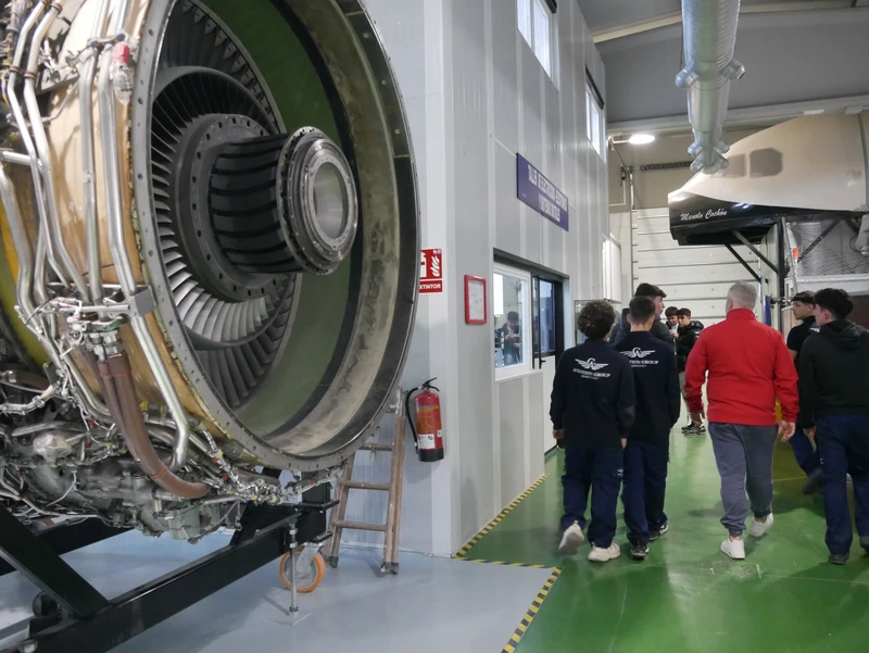 Hangar de motores de Aviatión Group con alumnos caminando. Foto: Diego Gómez