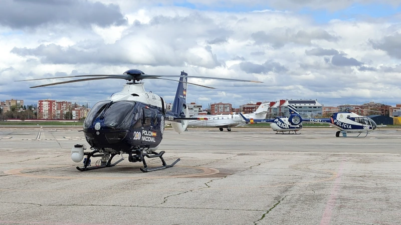 Helicpteros Airbus EC135 de la unidad area de la Polica Nacional en pista.