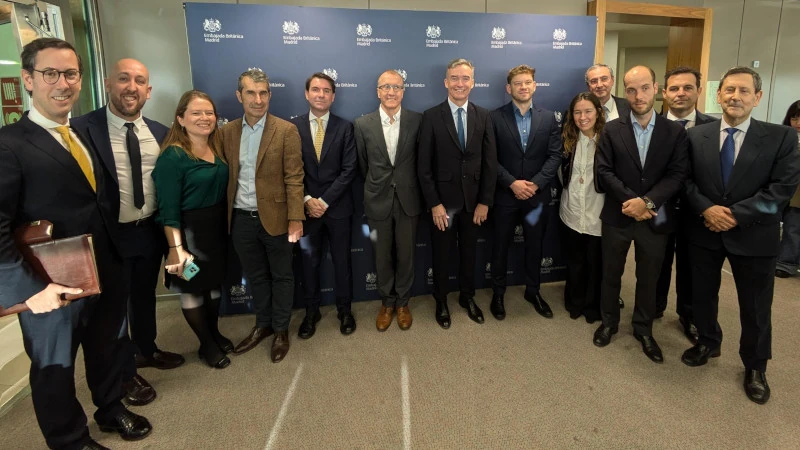 Foto de grupo de autoridades tras la presentacin del informe.