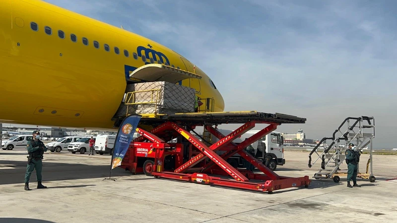 Avin con la decoracin de Correos Cargo. Foto: Correos