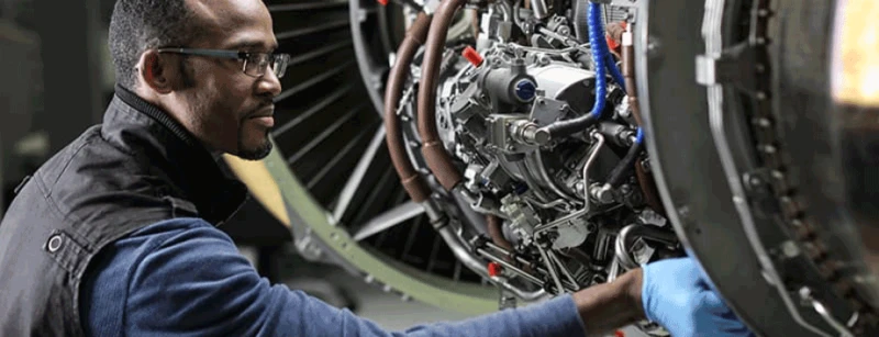 Operario junto a un motor de GE Aerospace. Foto: GE Aerospace