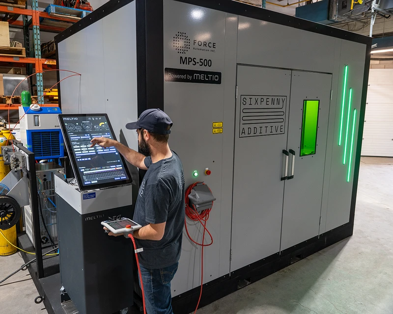 Impresora 3D metálica de Meltio, distribuida por Sixpenny Additive.