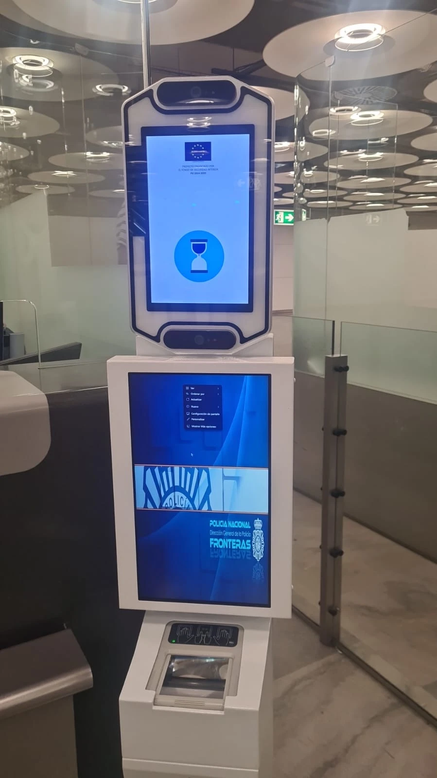 Detalle del t�tem del nuevo sistema europeo de control fronterizo biom�trico en Espa�a creado por la UTE creada por Zelenza y Thales. 