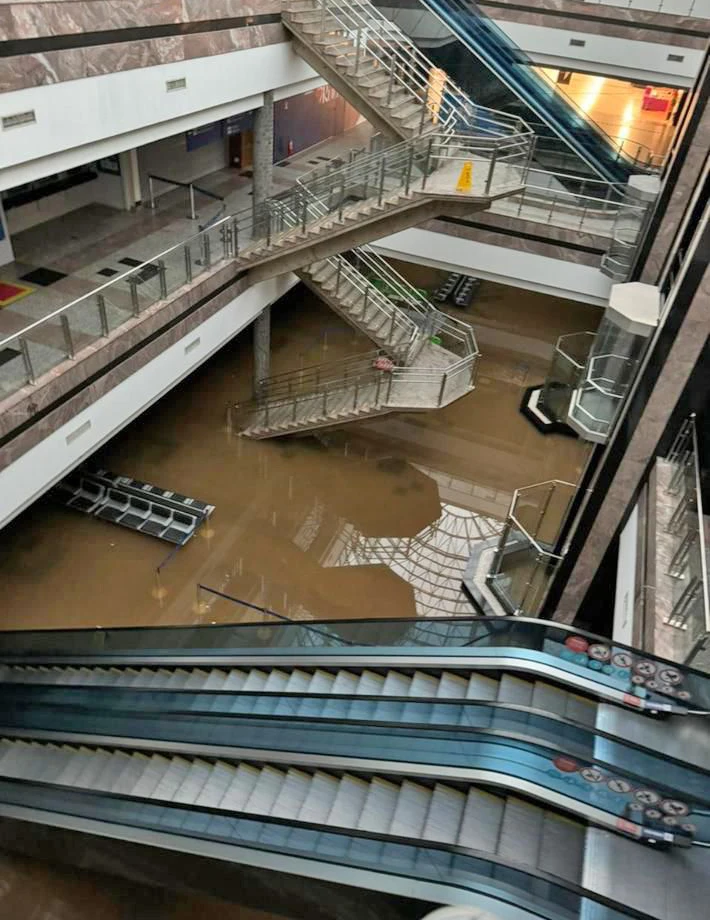 Aeropuerto de Porto Alegre inundado.