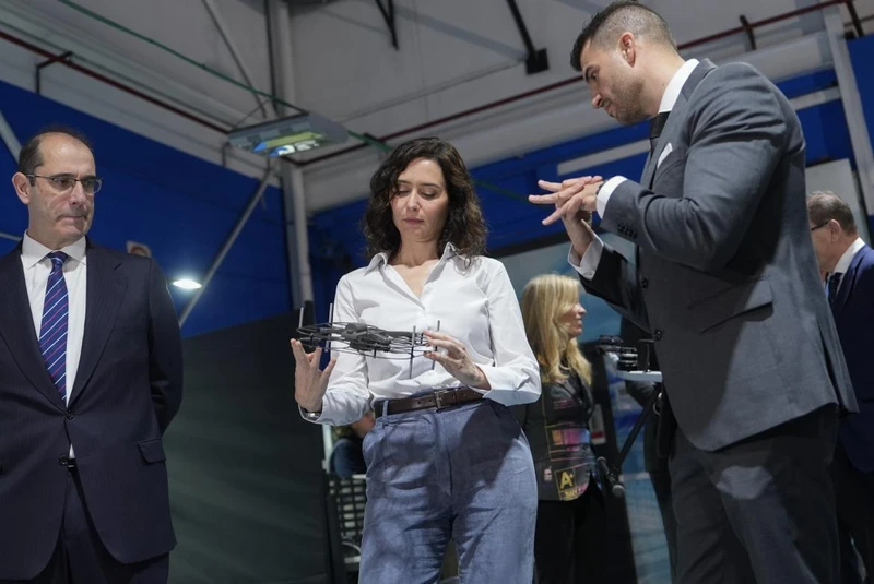 La presidenta de la Comunidad de Madrid, Isabel D�az Ayuso en el recorrido por las instalaciones de Etrair, compa��a especializada en sistemas de drones para aplicaciones civiles y de emergencias. Foto: Comunidad de Madrid