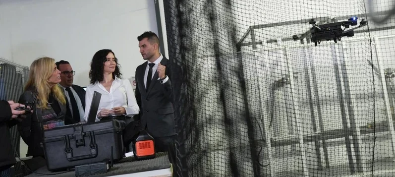 La presidenta de la Comunidad de Madrid, Isabel D�az Ayuso en el recorrido por las instalaciones de Etrair, compa��a especializada en sistemas de drones para aplicaciones civiles y de emergencias. Foto: Comunidad de Madrid