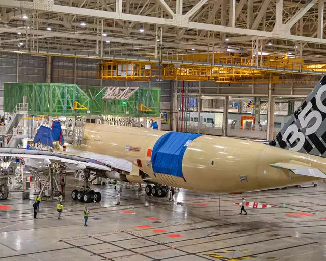 Airbus A350F con el hueco de la puerta a�n sin ensamblar. Foto: Airbus.