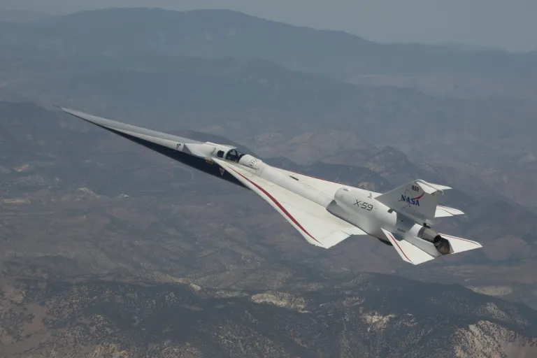 El avión de investigación supersónico silencioso X-59 de la NASA sobrevuela las montañas cerca del Centro de Investigación de Vuelo Armstrong de la NASA en Edwards, California, el martes 12 de mayo de 2026. La NASA continúa ampliando el rango de vuelo de la aeronave para evaluar su rendimiento en diversas condiciones de vuelo antes de las próximas pruebas a velocidades superiores a la del sonido, en apoyo de la misión Quest de la agencia. Foto: NASA/Jim Ross