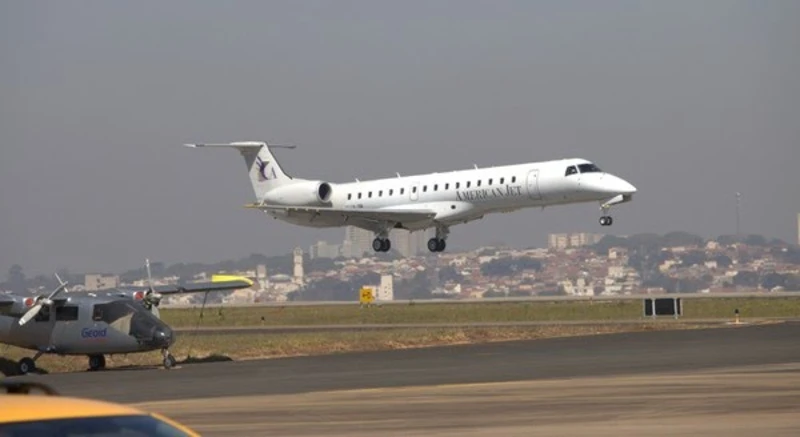Aeronave ERJ-145LR de la empresa argentina American Jet a su llegada al Aeropuerto de Sorocaba.